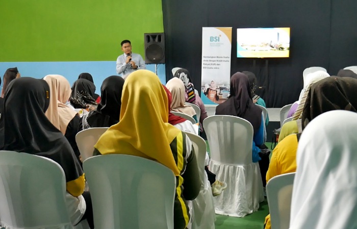 Kepala Cabang BSI Tulungagung memberikan materi tentang investasi emas kepada puluhan "emak-emak" di Kecamatan Rejotangan.