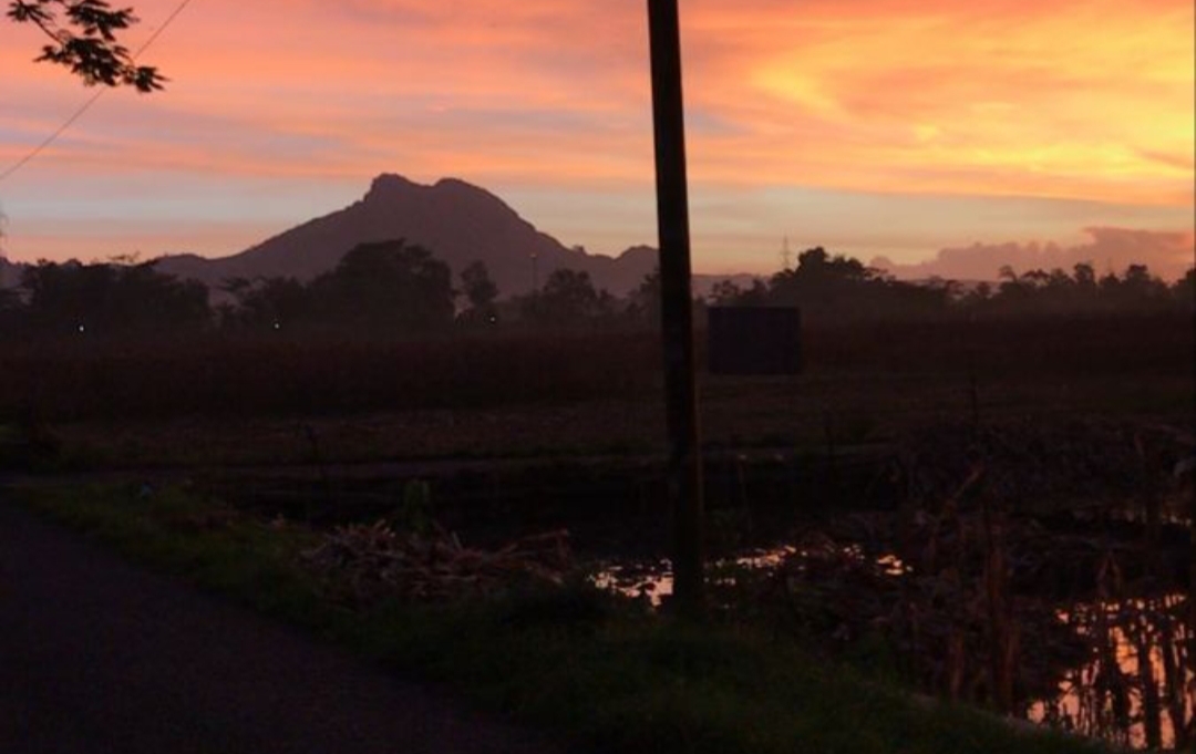 Menunggu momen senja sambil ngobrol, membawa kopi, atau sekadar menikmati angin sore memberi kenangan yang sulit dilupakan.