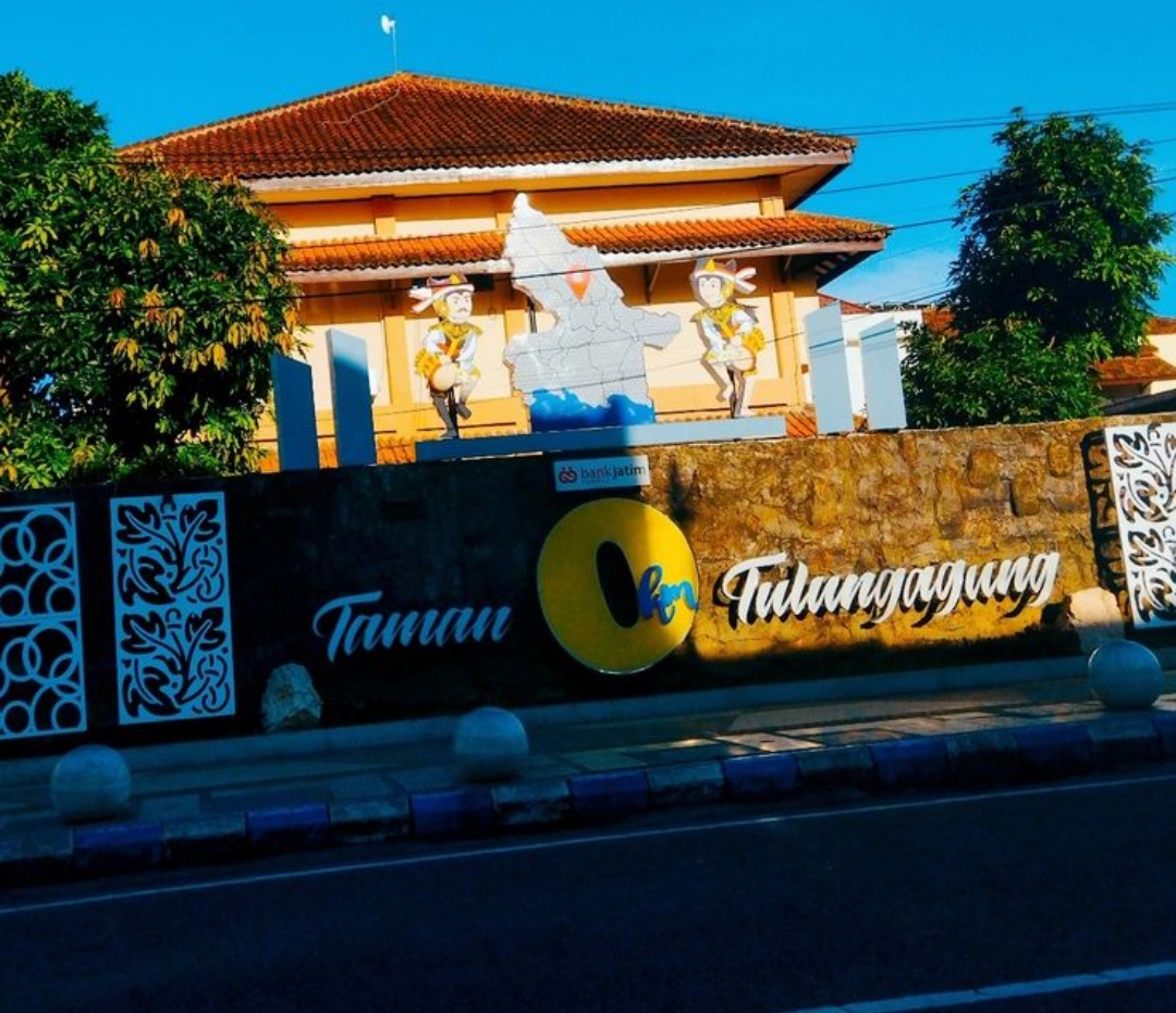 Kehidupan yang Selalu Bergerak Rutinitas pagi di Tulungagung memang sederhana. Tidak ada gedung pencakar langit atau kemacetan panjang seperti di kota besar.