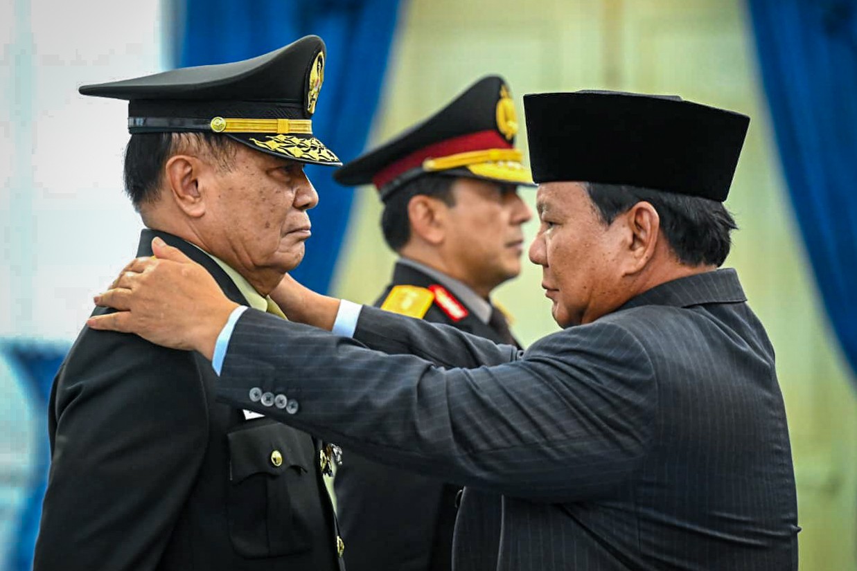 Presiden Prabowo Subianto menganugerahkan pangkat istimewa bagi Djamari Chaniago dan Ahmad Dofiri. (BPMI Setpres)