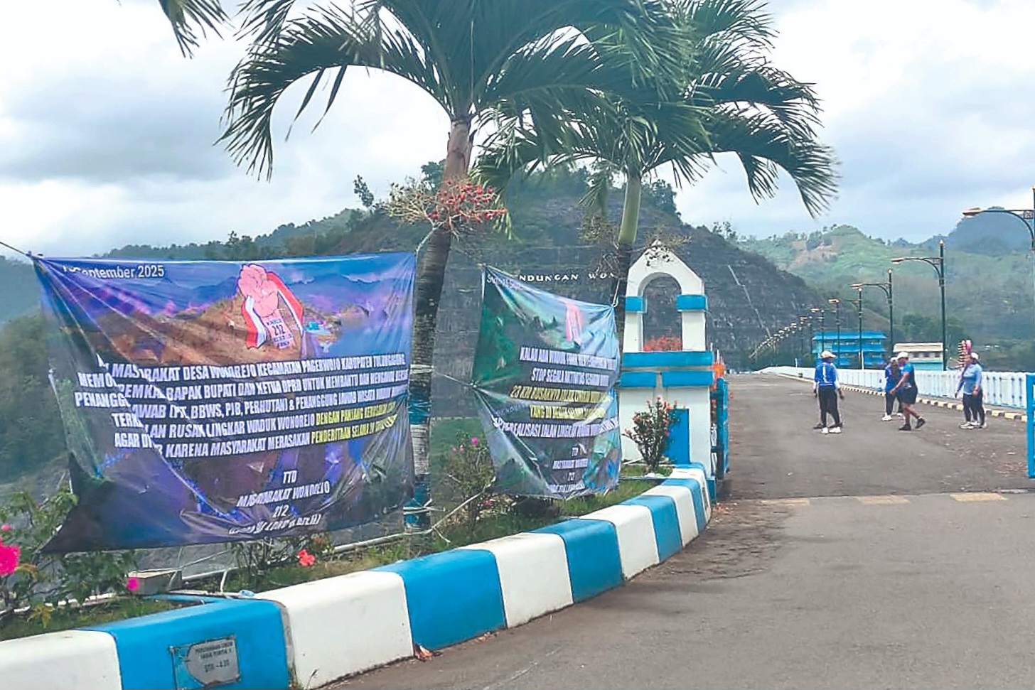Banner berisi aspirasi warga sekitar Waduk Wonorejo yang terpasang pada Senin (15/9/2025) lalu.