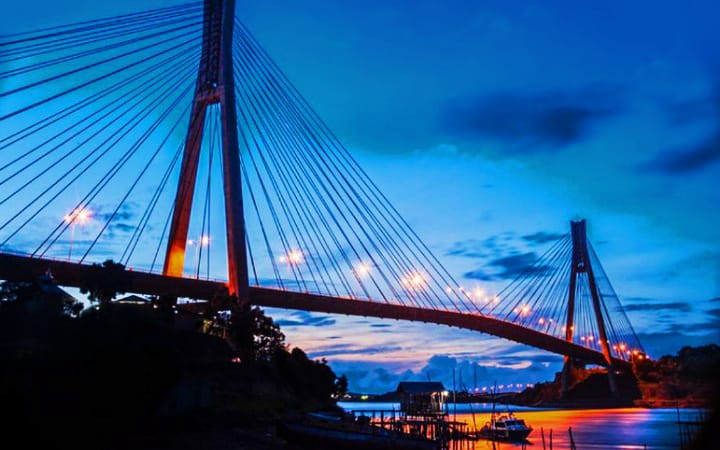 Senja di Jembatan Barelang, Batam, Riau.(RINTO WAHYU HIDAYAT/RADAR TULUNGAGUNG)