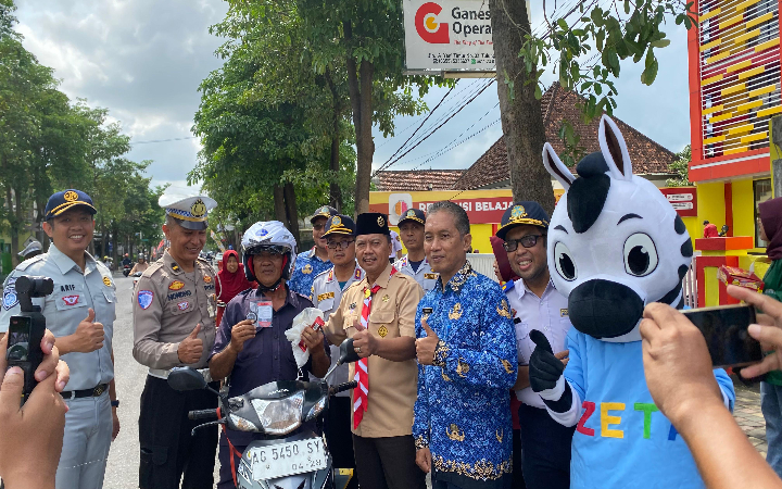 Sekda Tulungagung Tri Hariadi dan Kadishub Iswahjudi memberikan bingkisan kepada pengendara sepeda motor yang melintas.