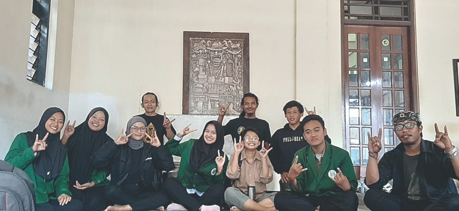 Komunitas Asta Gayatri saat menyampaikan materi dalam workshop Literasi Aksara Kuno. (SUGENG RIYADI UNTUK RADAR TULUNGAGUNG)