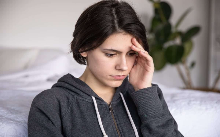 Overthinking sering muncul sebelum tidur dan bikin susah istirahat. Yuk, kenali penyebabnya dan temukan cara mengatasinya!
