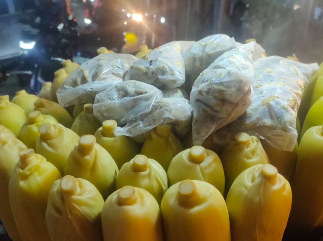 Di tengah maraknya jajanan instan dan makanan cepat saji, keberadaan penjual kedelai dan jagung rebus di Tulungagung terasa seperti oase. Mereka bukan hanya menjual makanan, tapi juga menjaga warisan