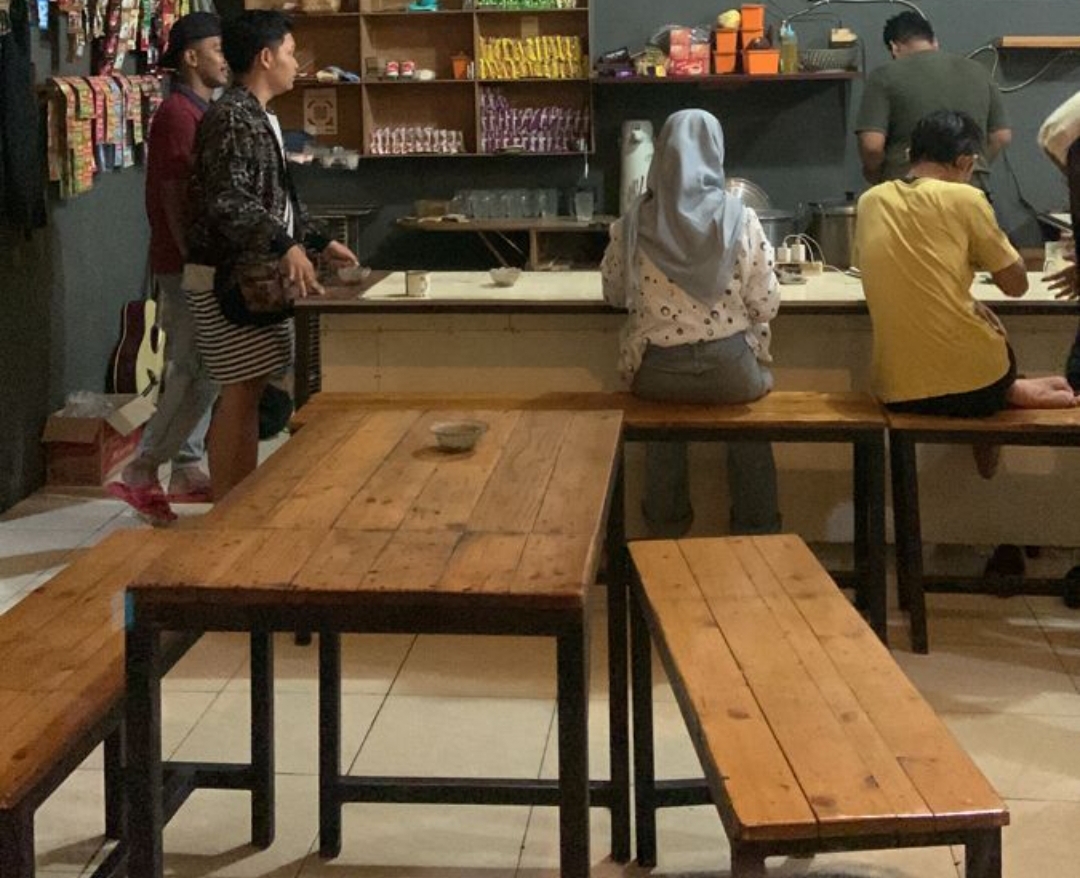 Jadi, meski desain warung kopi sudah banyak berubah, kursi panjang dari kayu tetap jadi simbol kehangatan