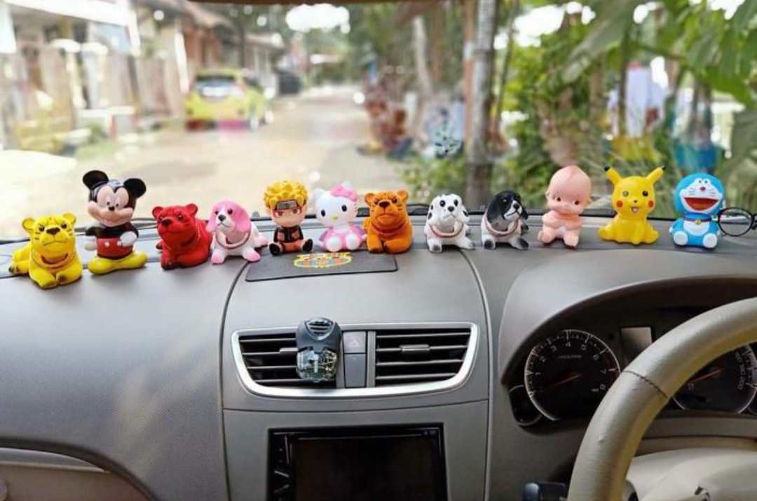 Apa pun alasannya, boneka di dashboard mobil di Tulungagung sudah jadi pemandangan khas yang membuat jalanan terasa lebih hidup.