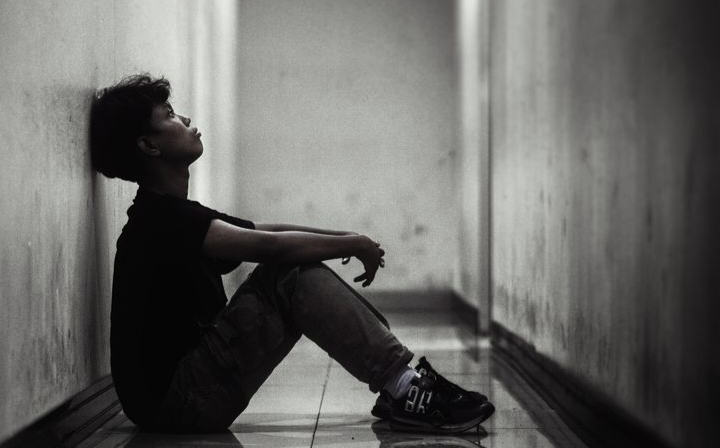 Badmood atau suasana hati yang jelek bisa datang kapan saja, entah karena pekerjaan menumpuk, masalah pribadi, atau hal-hal kecil yang tidak sesuai harapan.