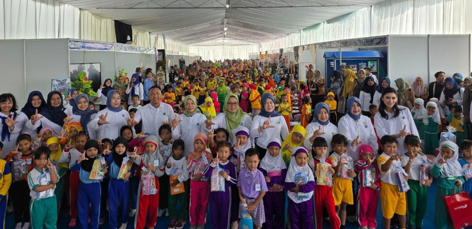 Bunda Literasi Kabupaten Tulungagung Endang Dwi Retnowati bersama para peserta Lomba Mewarna.