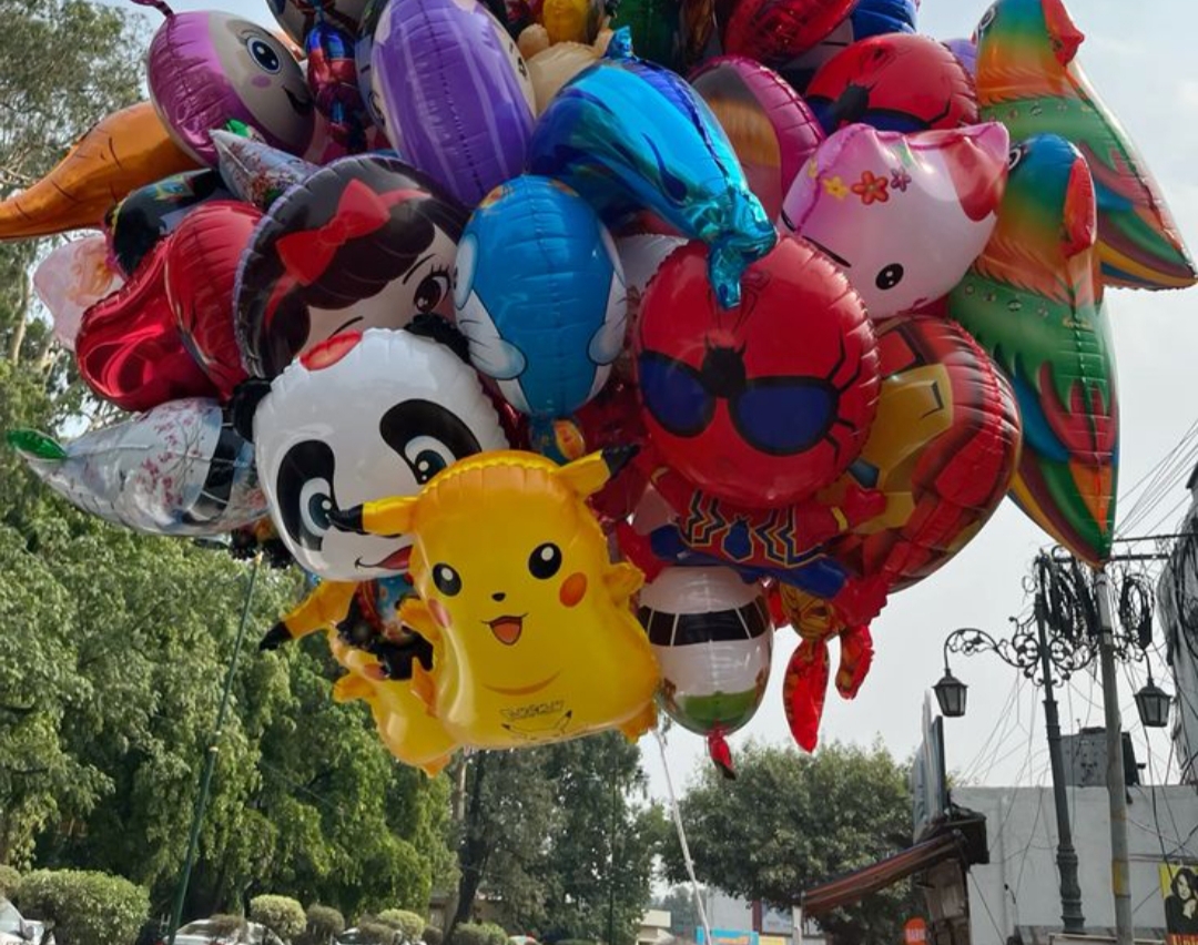 fenomena penjual balon gas di Tulungagung adalah bukti bahwa kebahagiaan itu sederhana. Kadang, hanya seutas tali dengan balon berwarna cerah  untuk menghadirkan senyum paling tulus dari anak kecil