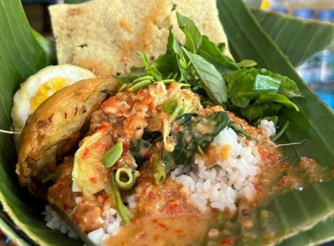 jangan heran kalau di Tulungagung, tradisi beli sarapan masih lekat dengan nasi pecel. Roti boleh saja masuk, tapi tetap saja pecel yang selalu jadi juara.