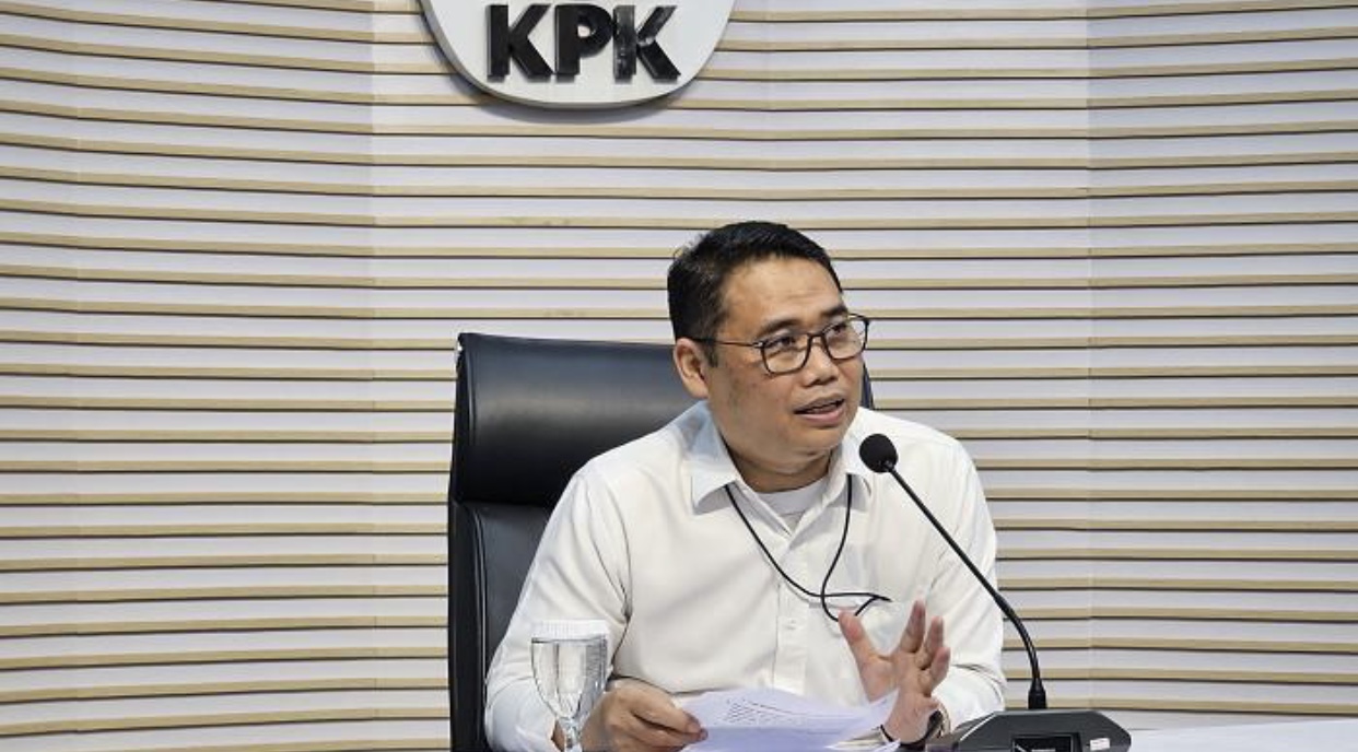 KPK memburu juru simpan uang dalam kasus korupsi kuota haji Kemenag. Diduga berperan penting dalam pengelolaan aliran dana haram. (RRI.id)
