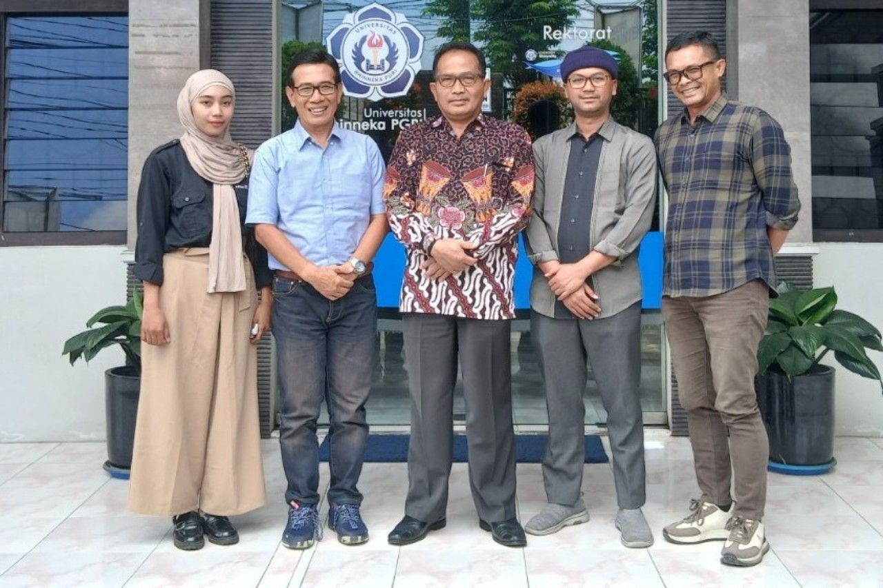 Rektor Universitas Bhinneka PGRI (UBhi) Tulungagung Imam Sujono (tengah) saat menerima kunjungan Direktur dan General Manager Radar Tulungagung.