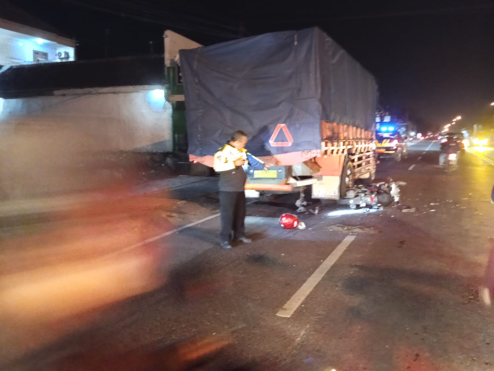 Polisi saat melakukan olah TKP di jalan raya Desa Pulerejo, Kecamatan Ngantru, pada Kamis malam (18/9/2025). (SATLANTAS POLRES TULUNGAGUNG)
