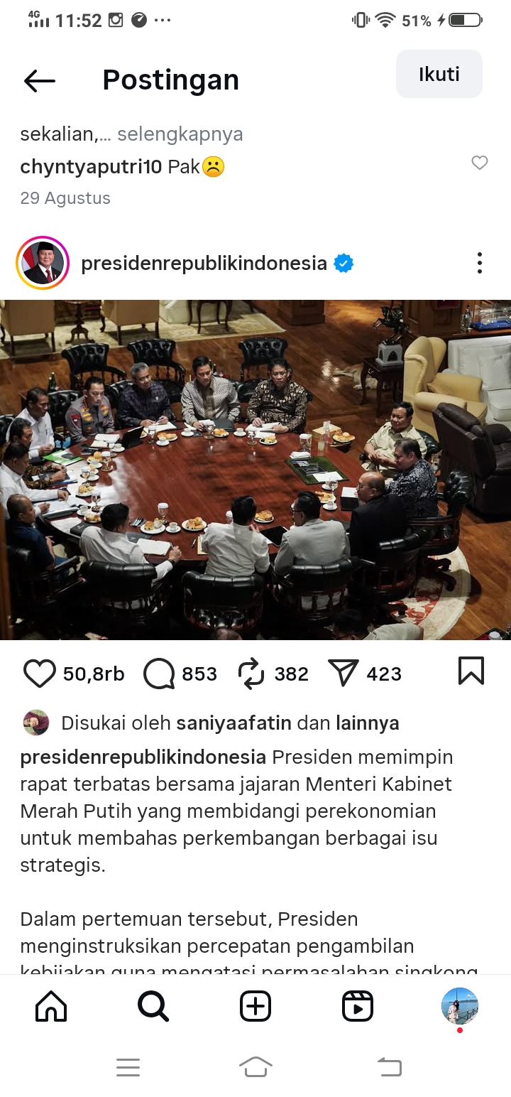 Presiden Prabowo Subianto memimpin rapat terbatas untuk membahas perkembangan berbagai isu strategis. (Instagram: @presidenrepublikindonesia)