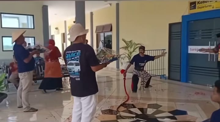 sambutan waraga dan agen travel untuk penerbangan perdana dengan membawakan kesenian macanan kadduk