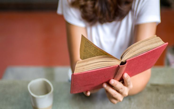 Membaca novel sering kali dianggap hanya sebagai kegiatan santai atau sekadar hobi untuk mengisi waktu luang.