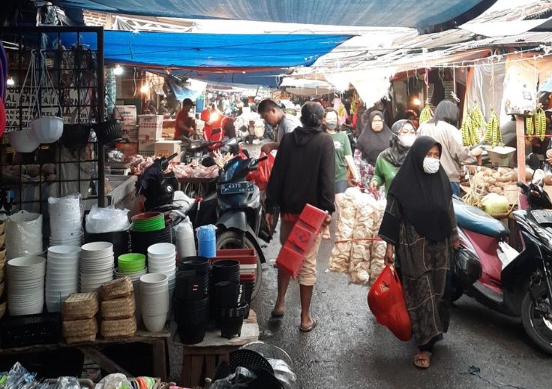 Mungkin sederhana, tapi justru di situlah hangatnya jalan kaki ke pasar jadi cara masyarakat Tulungagung merawat kedekatan, sekaligus menjaga tradisi yang sudah turun-temurun.