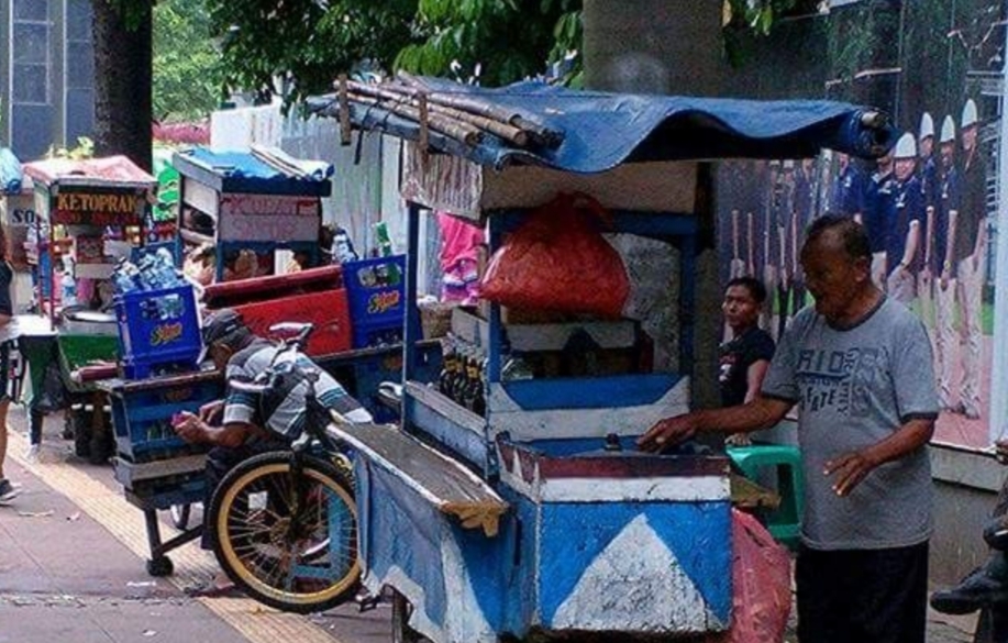 Jadi, jangan heran kalau ke Tulungagung dan melihat lautan terpal biru di berbagai sudut kota. Lebih dari sekadar peneduh, ia sudah jadi ikon dagang rakyat yang sederhana tapi penuh makna.