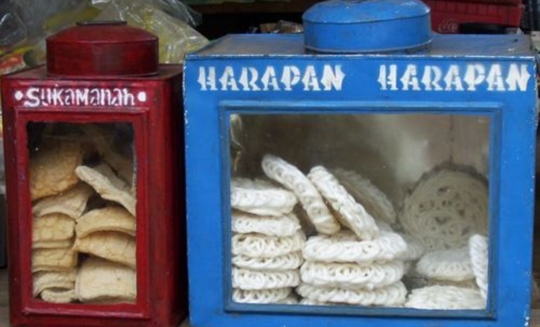 Pada akhirnya, krupuk kaleng bukan sekadar pelengkap makanan. Ia adalah bagian dari budaya kuliner Tulungagung yang masih bertahan di tengah modernisasi.