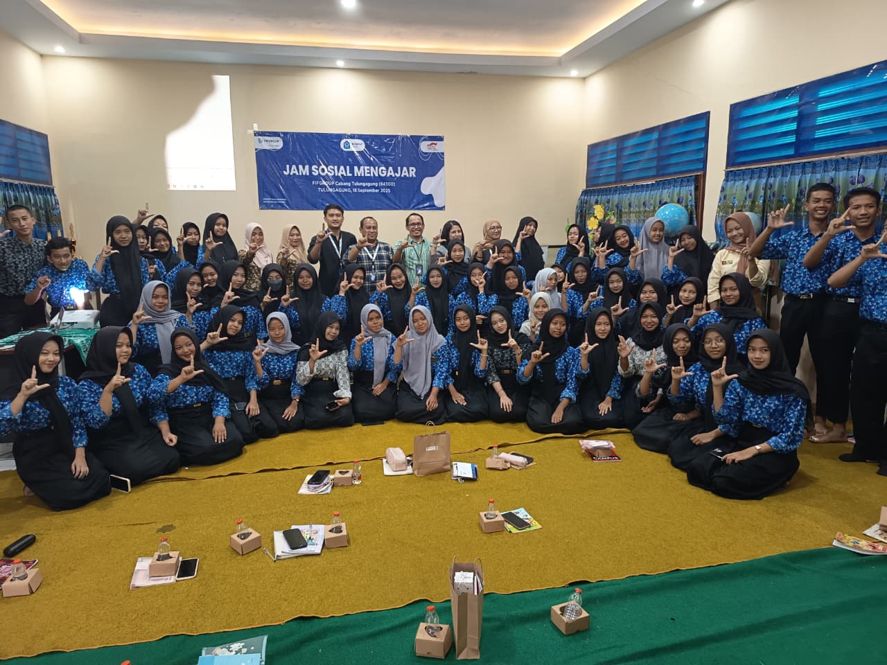 Program Jamsos Mengajar di FIFGROUP Tulungagung dilaksanakan secara Offline di SMKN 1 Bandung Oleh Bpk T Hari Putra Sulistiyono (BM FIFGroup) dan Ibu Suci Rahayu SPd.