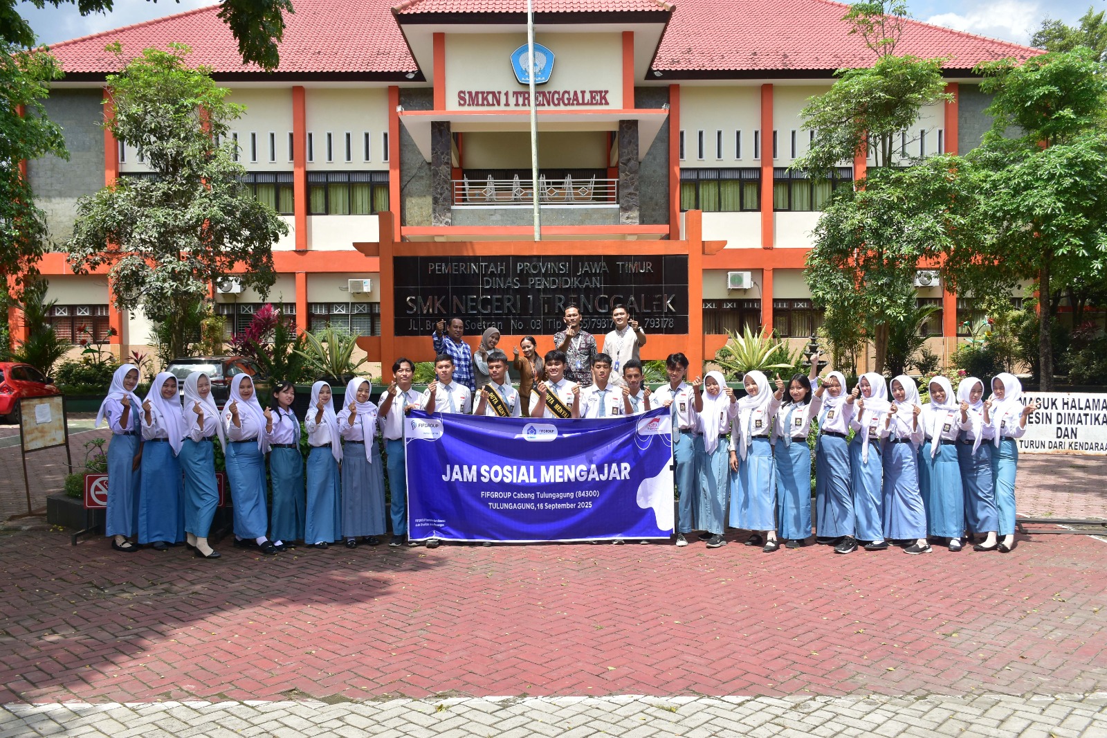 Program Jamsos Mengajar di FIFGROUP Tulungagung dilaksanakan secara Offline di SMKN 1 Trenggalek Oleh Bpk M. Latip Ghozali (Kepala Pos Trenggalek) dan Ibu Ika Vidiasari Aristawati, SPd MPd