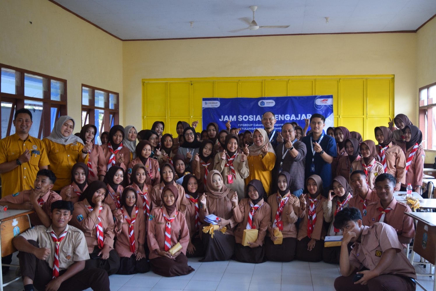 Program Jamsos Mengajar di FIFGROUP Tulungagung dilaksanakan secara Offline di SMKN 2 Tulungagung Oleh Bpk Sandi Uji Santoso (Kepala Pos Ngunut) dan Ibu Ayu Diah Kusuma W SPd