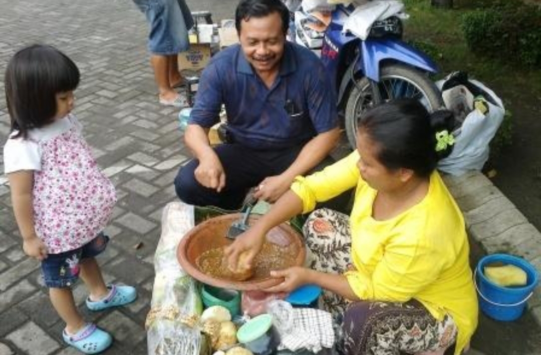 Di tengah maraknya kuliner modern, fenomena penjual rujak cingur keliling di Tulungagung masih bertahan hingga sekarang.