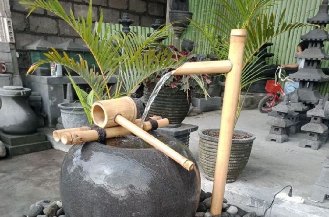 Gentong air di halaman rumah bukan sekadar tempat menampung air, tapi juga cermin budaya hidup sederhana masyarakat Tulungagung.