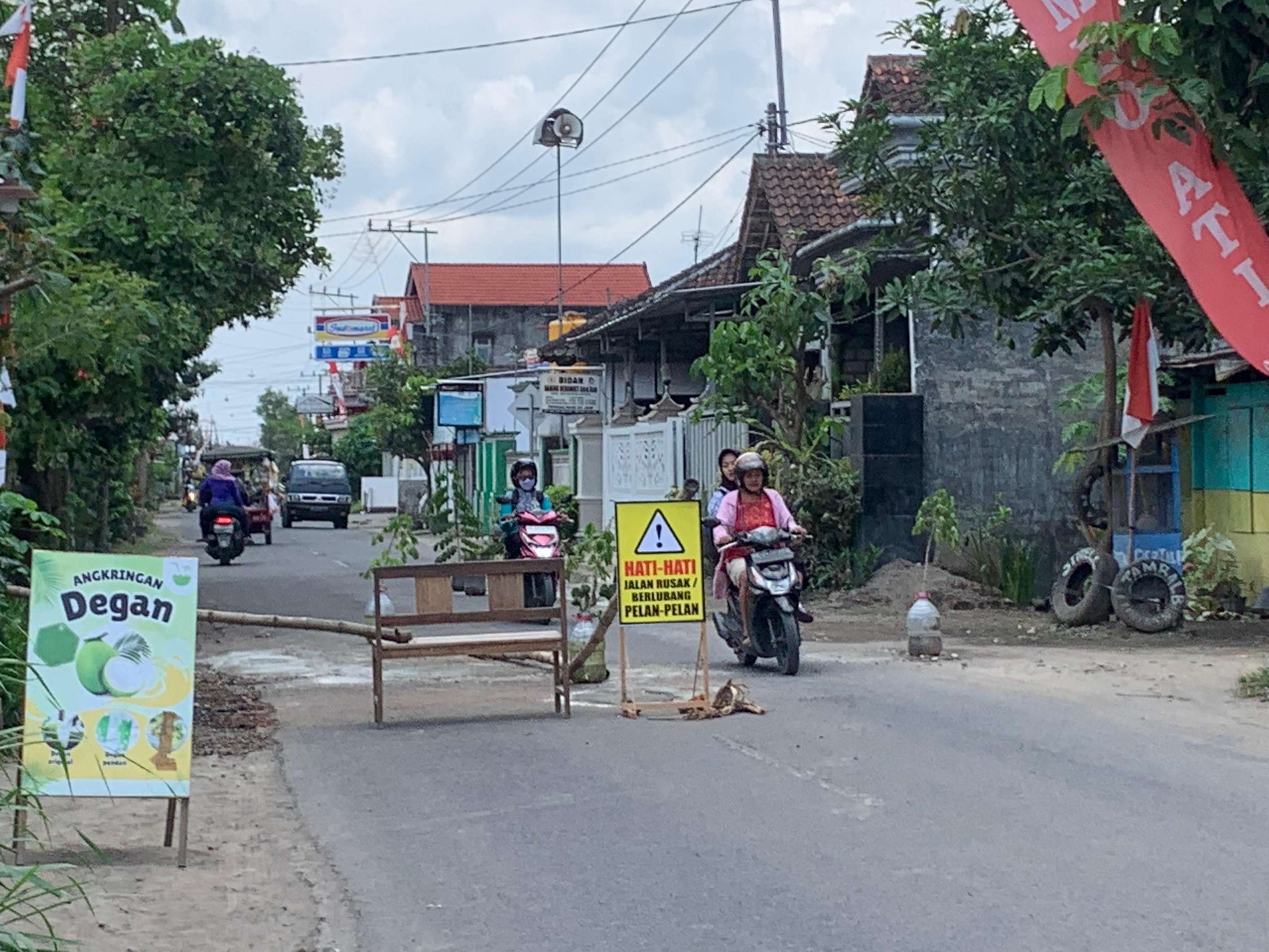 Kondisi ruas jalan di Lingkungan 8 Desa/Kecamatan Ngunut yang dicor sementara. (SANDY YUWANA/RADAR TULUNGAGUNG)