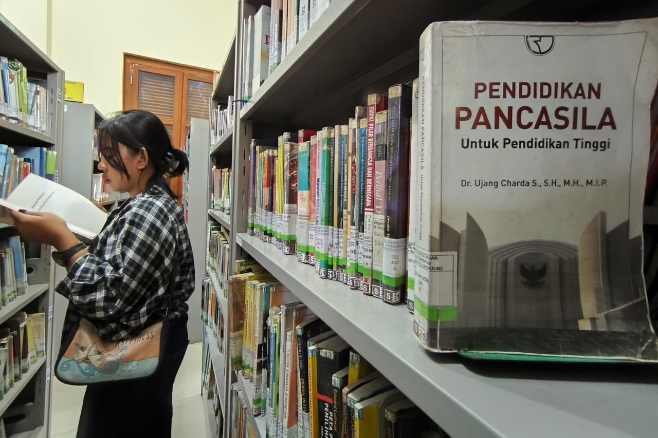 Sejumlah buku yang menjadi koleksi Perpusda Tulungagung. (ADITYA YUDA/RADAR TULUNGAGUNG)