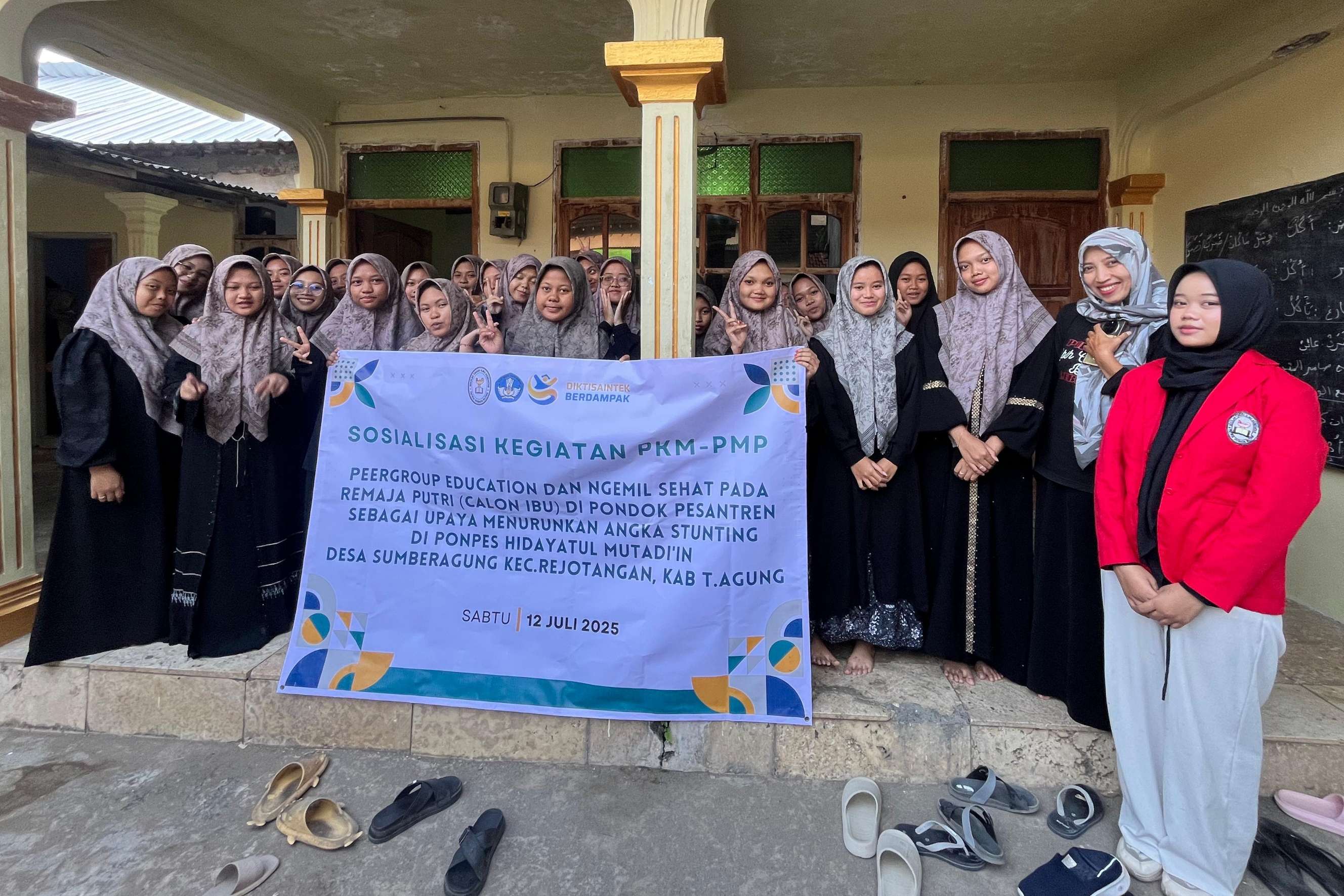 Dosen STIKES Patria Husada bersama santriwati Ponpes Hidayatul Mutadi