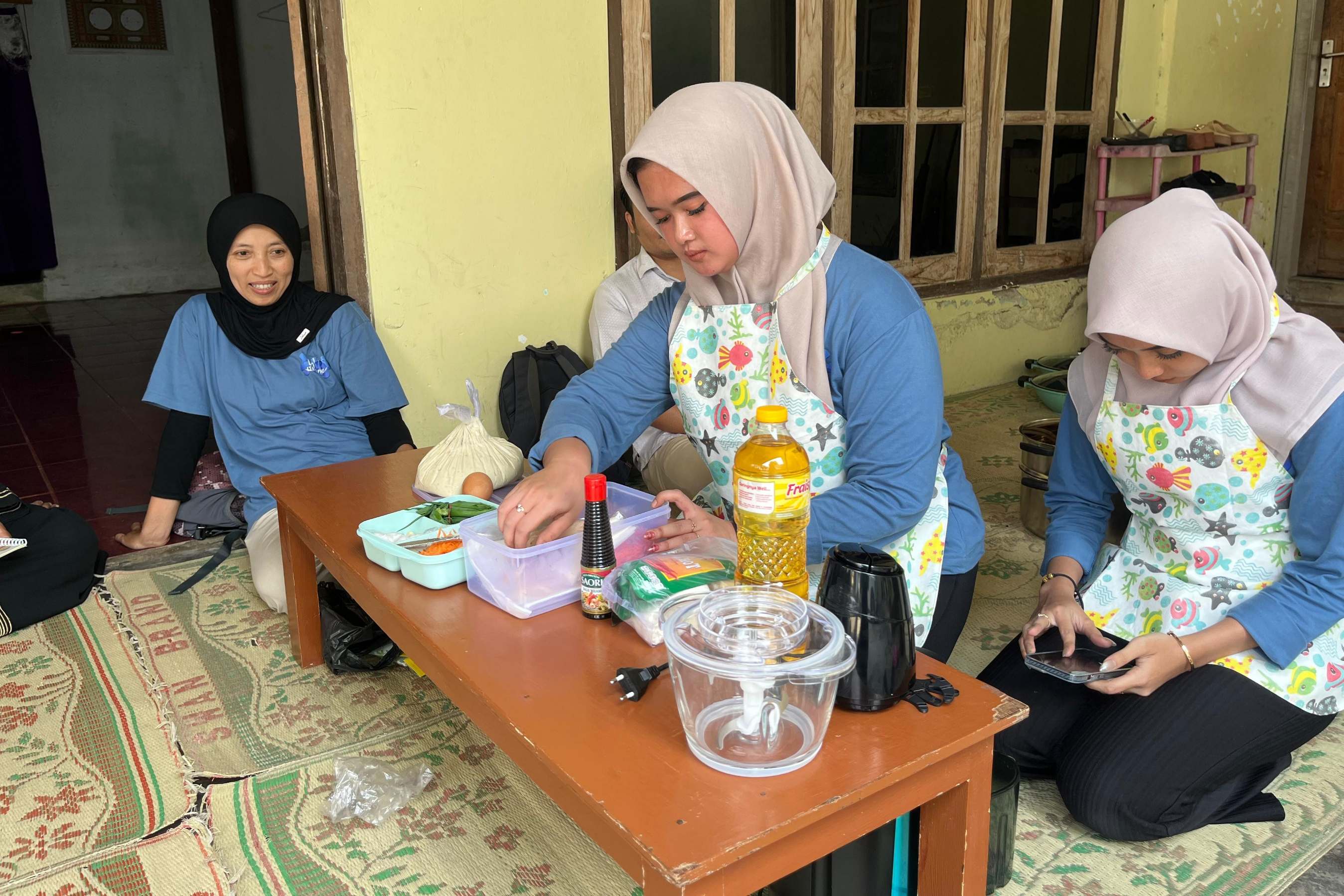 Mahasiswa STIKES Patria Husada mempraktikkan cara membuat cemilan sehat.