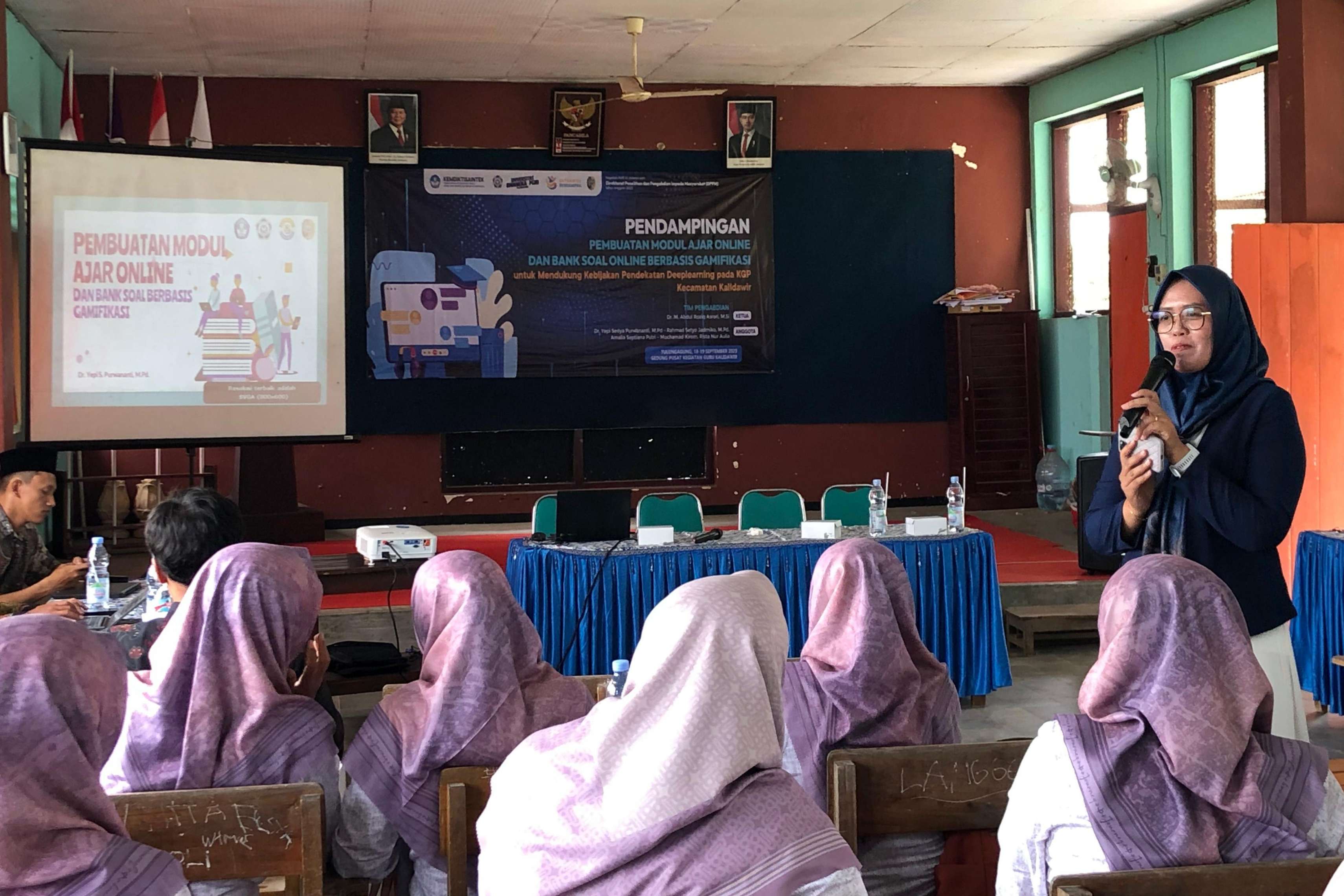 Narasumber dari UBhi Tulungagung memberikan materi bagi guru penggerak di Kecamatan Kalidawir.