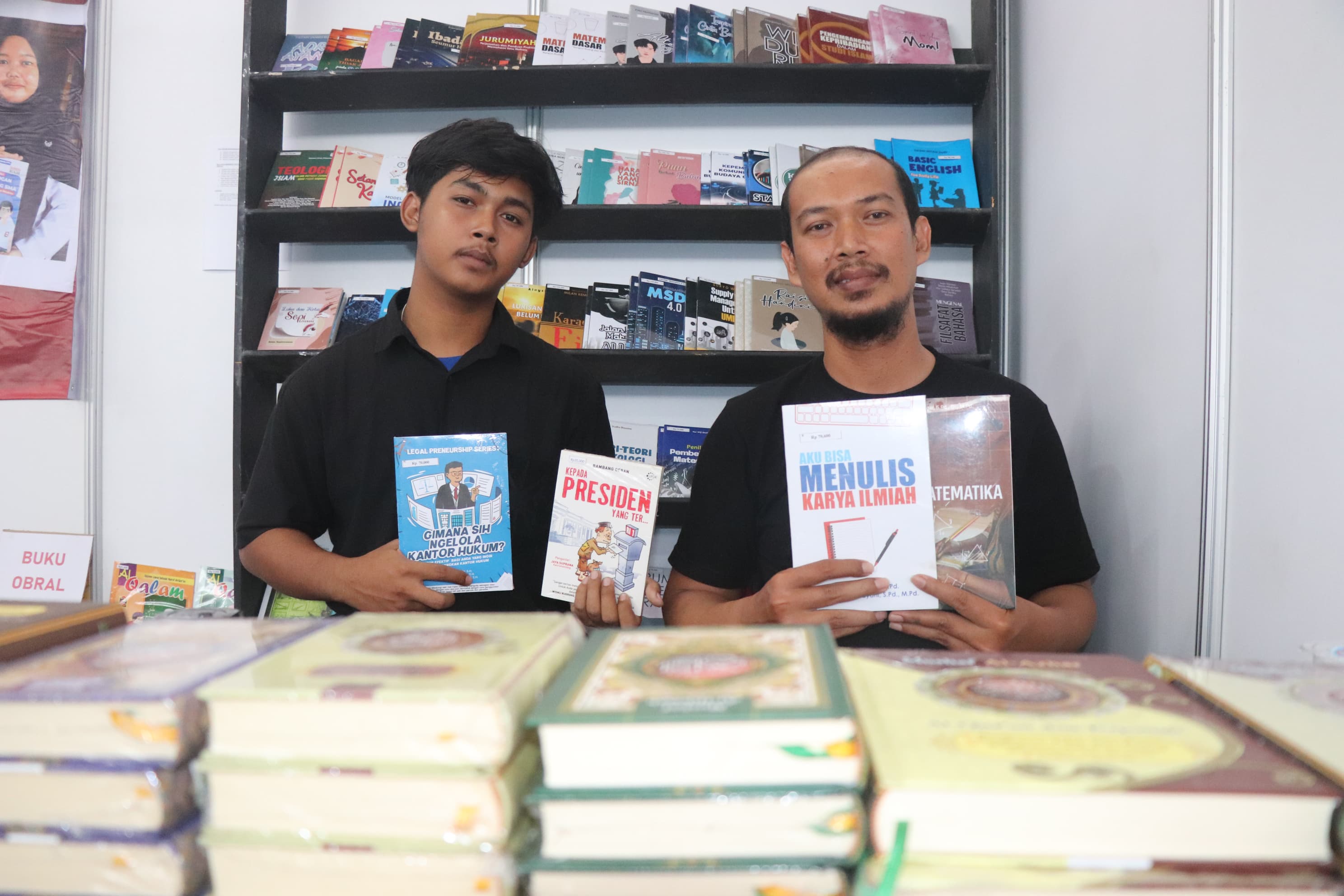 Muhammad Zakaria menunjukkan sejumlah buku yang dicetak di percetakan lokal Tulungagung. (SANDY YUWANA/RADAR TULUNGAGUNG)