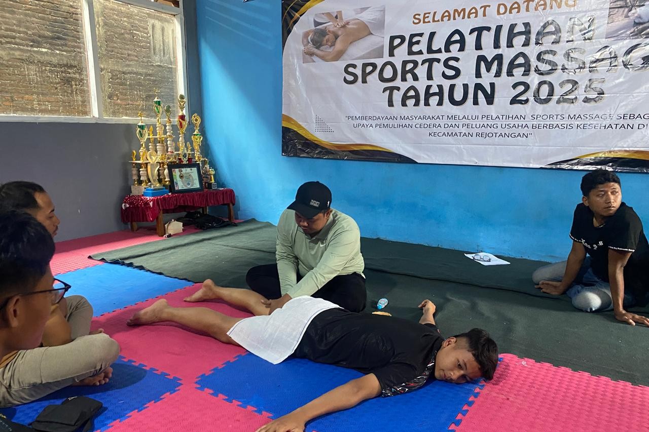 Narasumber memberikan contoh praktik sports massage yang digelar di Rejotangan.