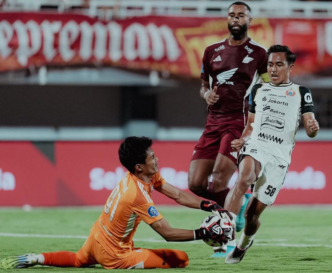 usaha persija mencetak gol ke gawang psm masih mmapu digagalkan (instagram/persija)