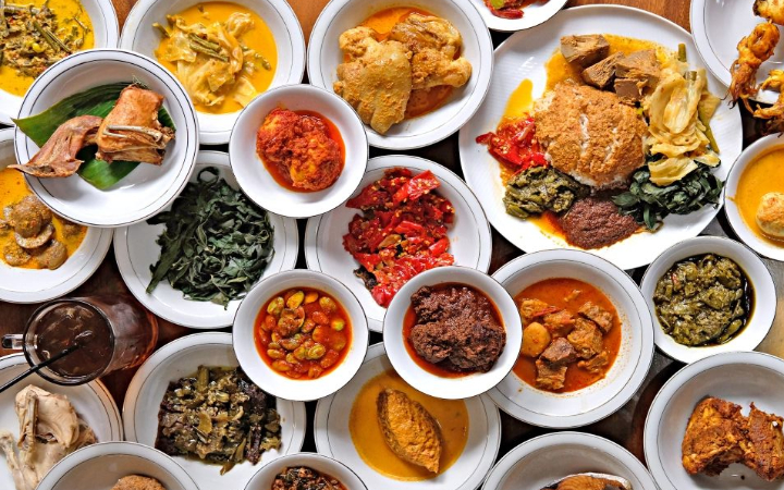 Murah, lauknya banyak, bikin kenyang. Warung nasi Padang bukan sekadar bisnis, tapi warisan budaya Minang yang penuh makna.