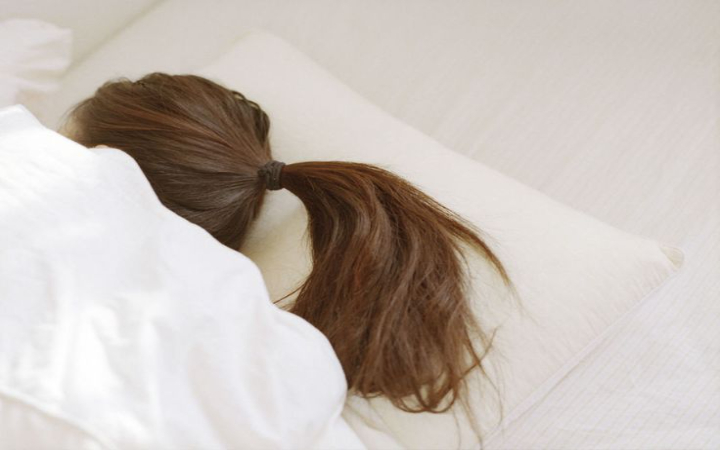 Tidur sambil rambut terikat bisa bikin rontok dan sakit kepala. Biarkan terurai atau ikat longgar dengan scrunchie lembut lebih baik.