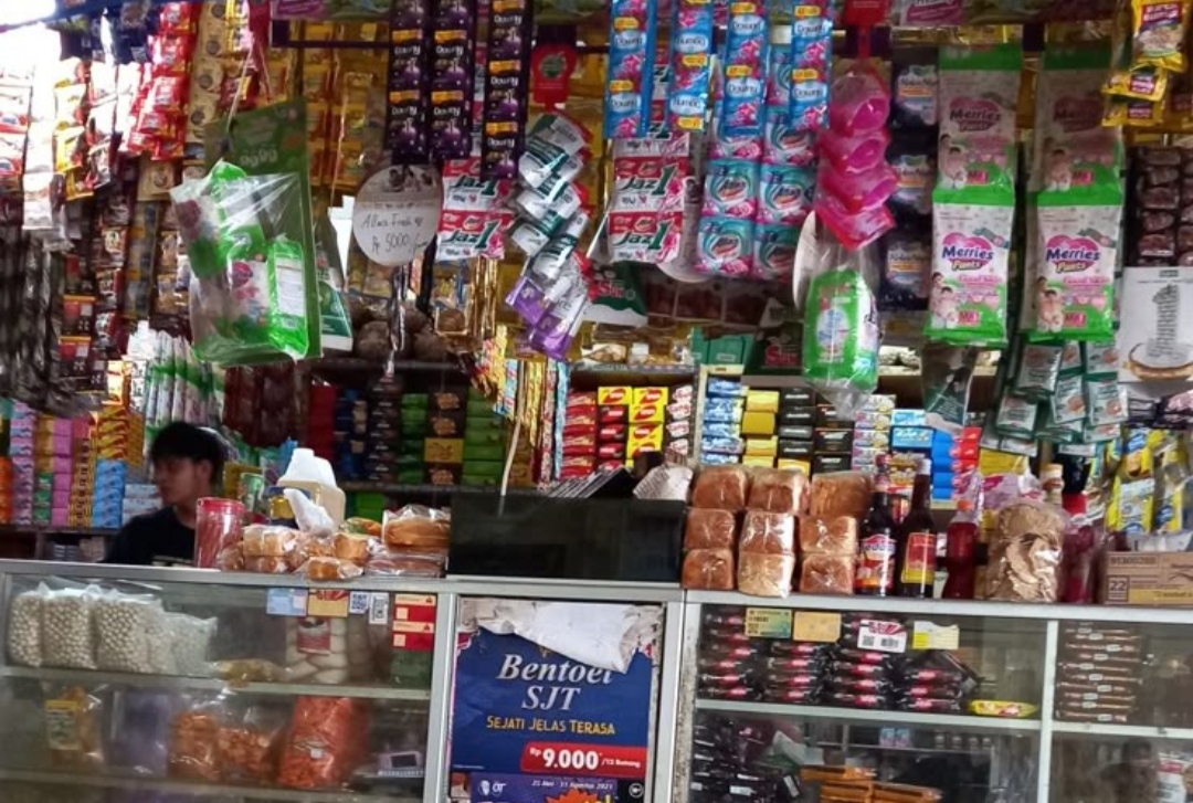 Maka tak heran, meski modernisasi terus berjalan, warung-warung di Tulungagung tetap hidup.