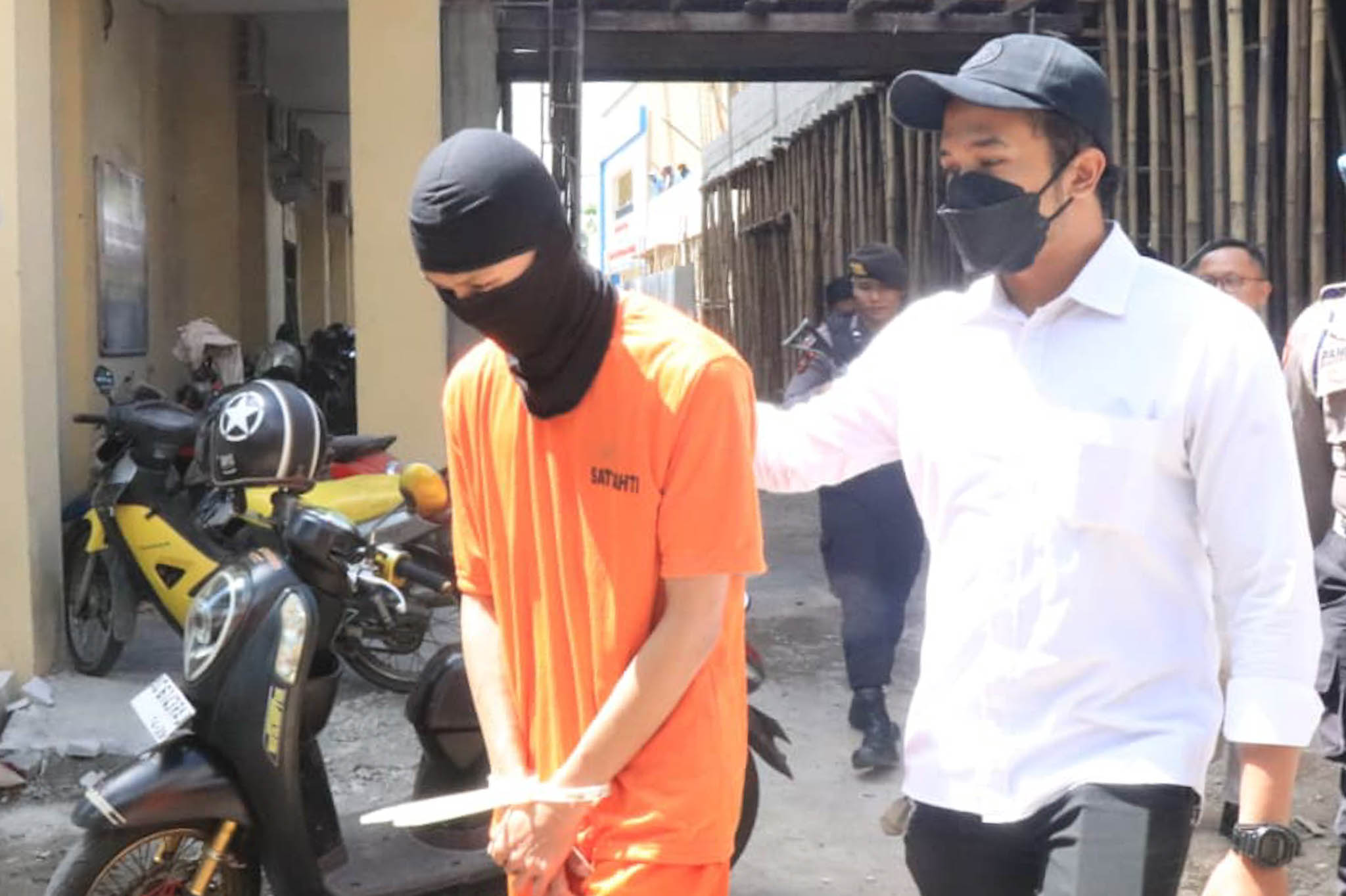 AF saat dihadirkan dalam rilis pers penganiayaan Wakapolsek Pakel. (SANDY YUWANA/RADAR TULUNGAGUNG)