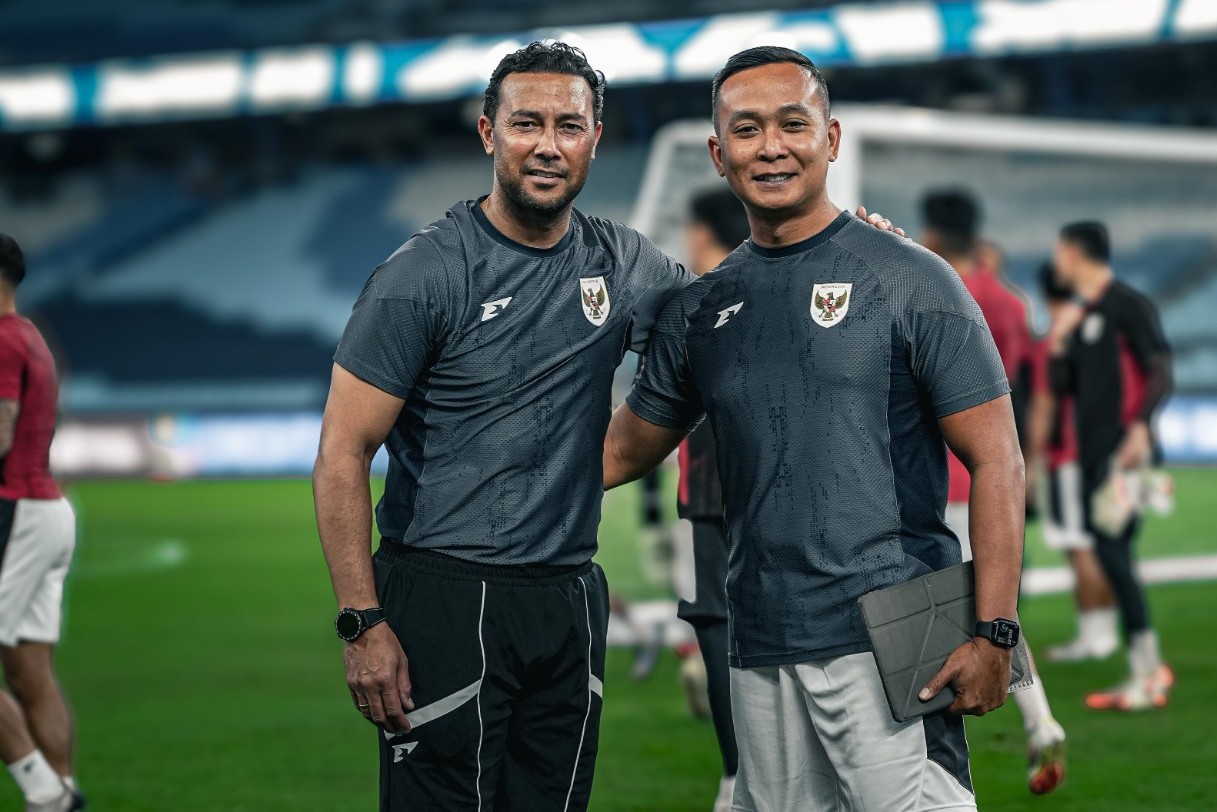 Sofie Imam Faizal bersama pelatih timnas U23 Gerald Vanenburg. (DOK PRIBADI)