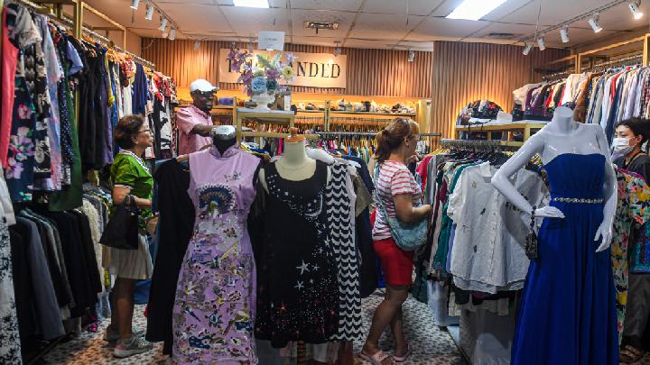 Budaya thrifting kian populer di kalangan Gen Z dan Milenial, menghadirkan tren belanja ramah kantong sekaligus ramah lingkungan. (cantika.com)