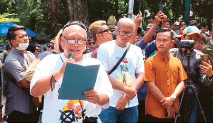 Ahmad Dardiri, korlap aksi damai Pejuang Gayatri ketika menyampaikan 20 tuntutan warga Tulungagung kepada Pemda dan DPRD pada (11/9) lalu. (SANDY YUWANA/RADAR TULUNGAGUNG)
