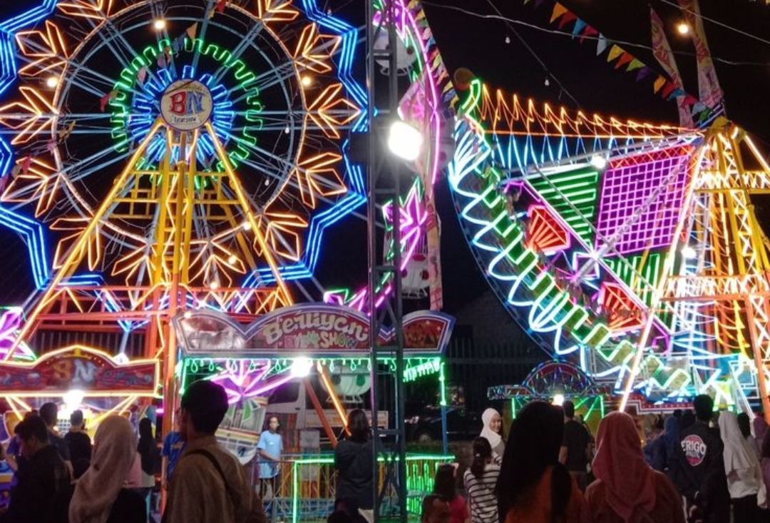 Jadi, meski zaman sudah serba digital, kaset dan VCD dangdut di pasar malam tetap punya tempat istimewa di hati masyarakat Tulungagung.