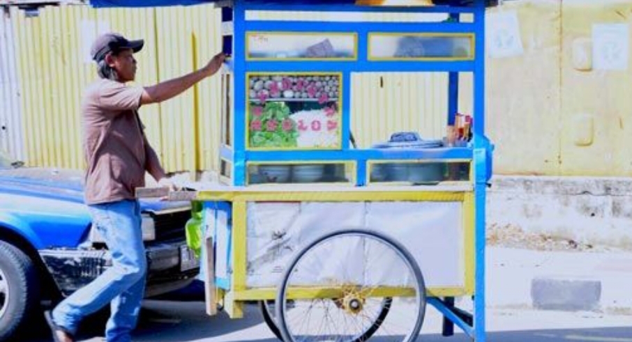 Tak heran, meski zaman terus berubah, gerobak bakso dorong tetap jadi ikon yang melekat di Tulungagung.