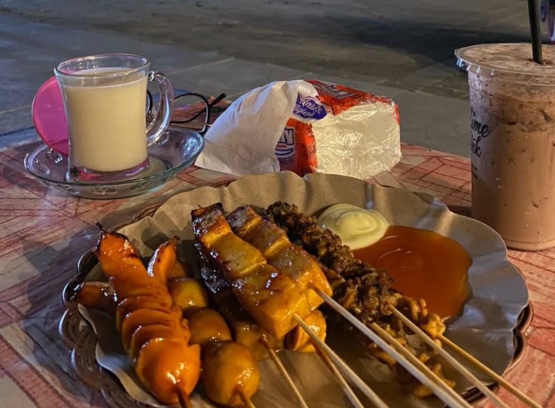 Pada akhirnya, angkringan bukan sekadar tempat makan murah, tapi ruang kebersamaan yang membentuk cerita-cerita sederhana di malam hari.