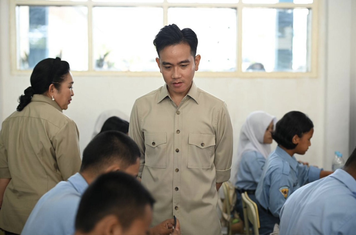 KPU dituding mengubah status pendidikan Gibran Rakabuming di laman resminya dari &ldquo;Pendidikan Terakhir&rdquo; menjadi &ldquo;S1&rdquo; saat gugatan perdata Rp125 triliun berlangsung. (MSN)