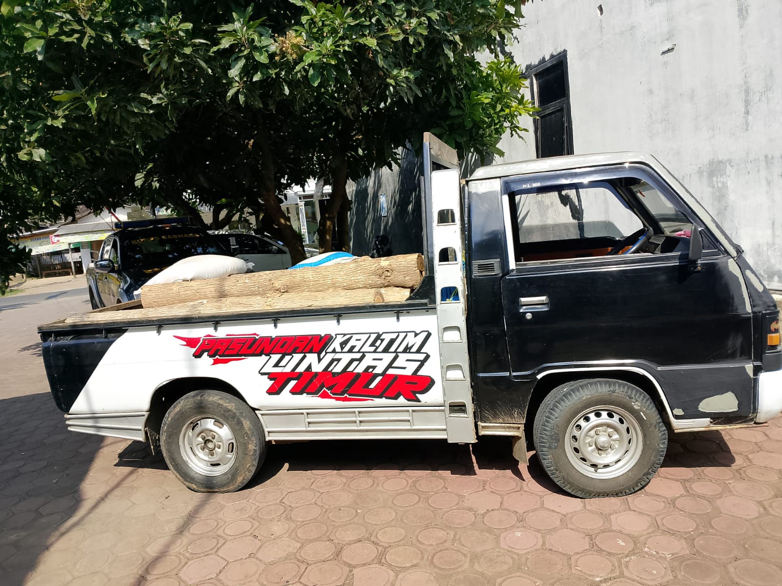 Barang bukti pikap yang mengangkut kayu hasil pembalakan liar di Desa Panggungkalak. (POLRES TULUNGAGUNG)